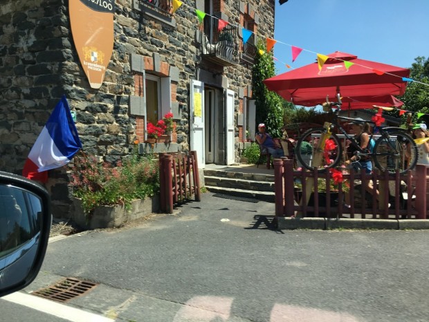TDF village cafe vélo Ardeche